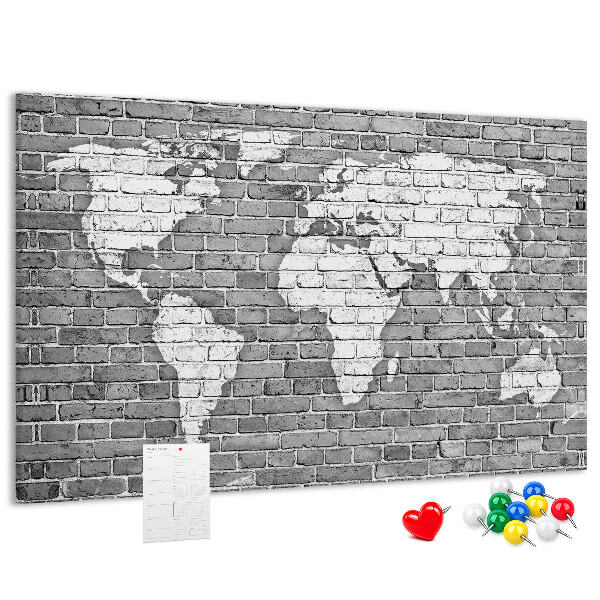 Bacheca in sughero con stampa di una mappa del mondo su muro di mattoni