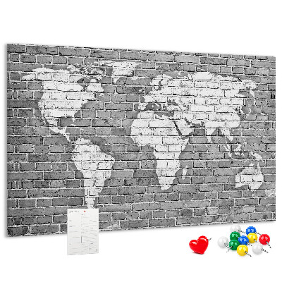 Bacheca in sughero con stampa di una mappa del mondo su muro di mattoni