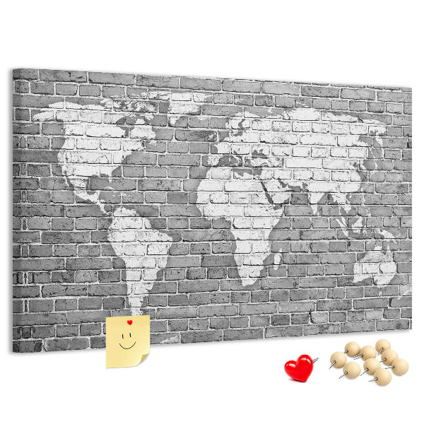 Bacheca in sughero con stampa di una mappa del mondo su muro di mattoni