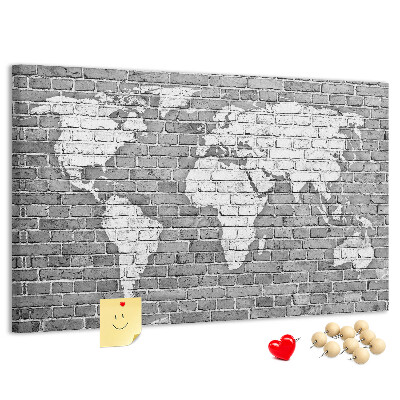 Bacheca in sughero con stampa di una mappa del mondo su muro di mattoni