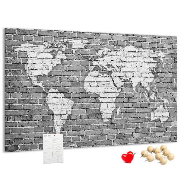 Bacheca in sughero con stampa di una mappa del mondo su muro di mattoni