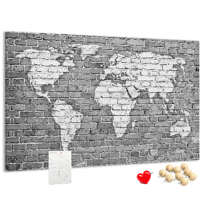 Bacheca in sughero con stampa di una mappa del mondo su muro di mattoni