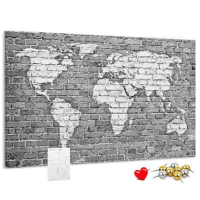 Bacheca in sughero con stampa di una mappa del mondo su muro di mattoni