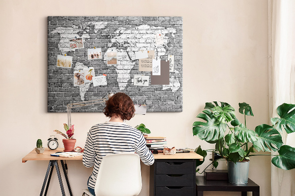 Bacheca in sughero con stampa di una mappa del mondo su muro di mattoni
