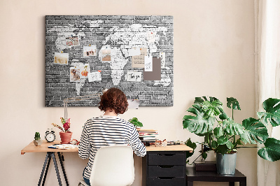 Bacheca in sughero con stampa di una mappa del mondo su muro di mattoni