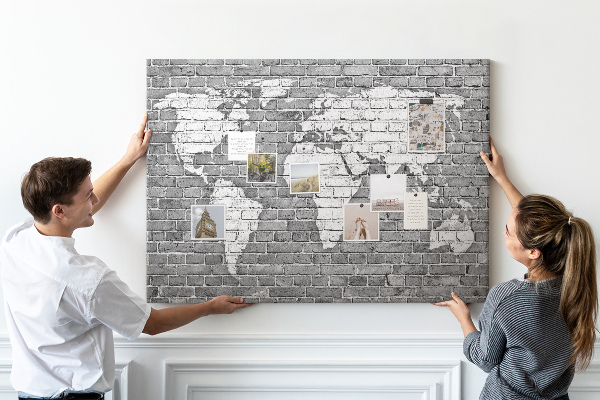 Bacheca in sughero con stampa di una mappa del mondo su muro di mattoni