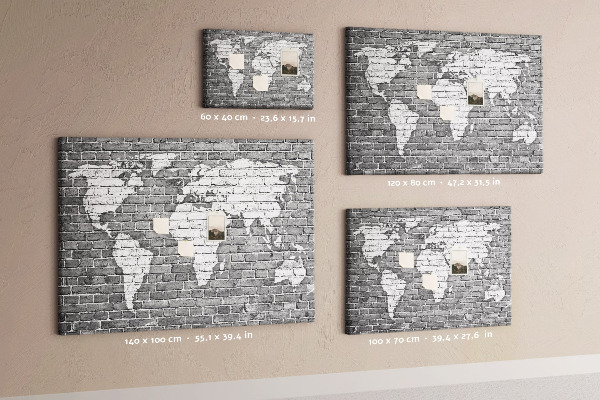 Bacheca in sughero con stampa di una mappa del mondo su muro di mattoni