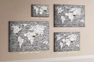 Bacheca in sughero con stampa di una mappa del mondo su muro di mattoni