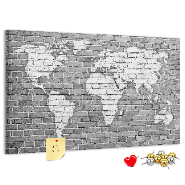 Bacheca in sughero con stampa di una mappa del mondo su muro di mattoni