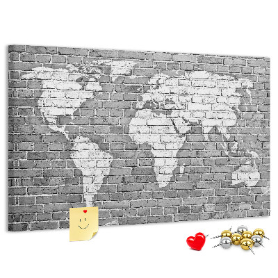 Bacheca in sughero con stampa di una mappa del mondo su muro di mattoni