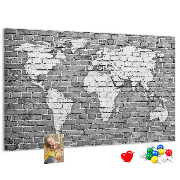 Bacheca in sughero con stampa di una mappa del mondo su muro di mattoni