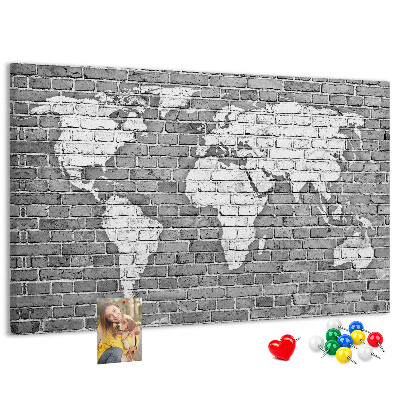 Bacheca in sughero con stampa di una mappa del mondo su muro di mattoni