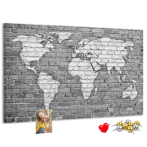 Bacheca in sughero con stampa di una mappa del mondo su muro di mattoni