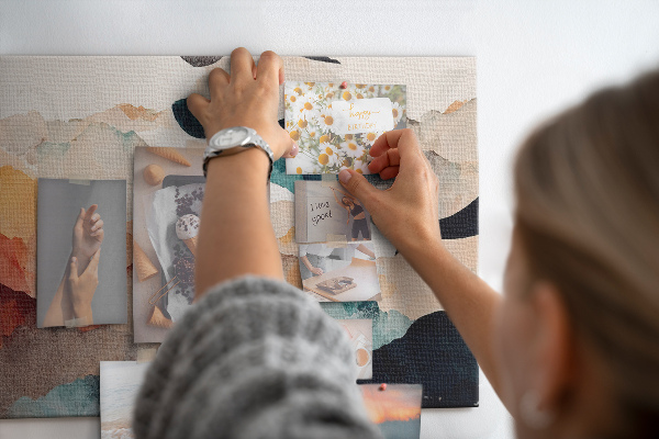 Bacheca in sughero con stampa di nuvole astratte dai colori tenui