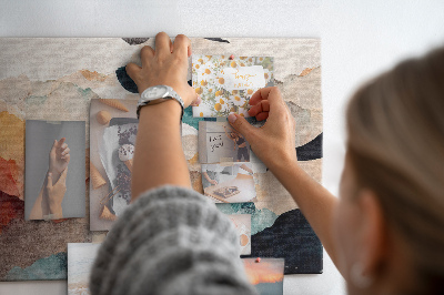 Bacheca in sughero con stampa di nuvole astratte dai colori tenui