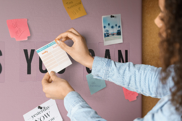 Lavagna di sughero con stampa a tema pensiero positivo e motivazione