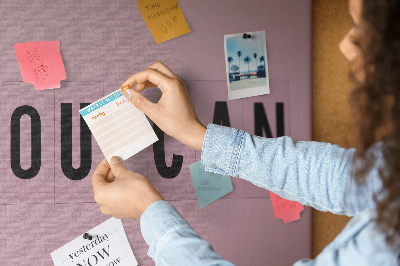 Lavagna di sughero con stampa a tema pensiero positivo e motivazione