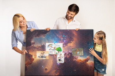 Lavagna di sughero con stampa di un paesaggio spaziale con nebulose colorate
