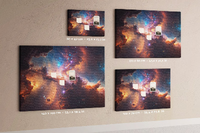 Lavagna di sughero con stampa di un paesaggio spaziale con nebulose colorate