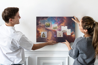 Lavagna di sughero con stampa di un paesaggio spaziale con nebulose colorate