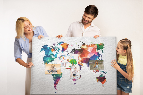 Lavagna di sughero mappa del mondo colorata in stile geometrico