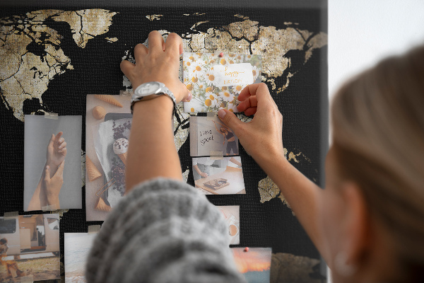 Bacheca in sughero mappa del mondo con effetto danneggiato su sfondo nero