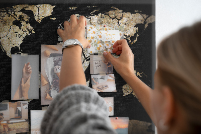 Bacheca in sughero mappa del mondo con effetto danneggiato su sfondo nero