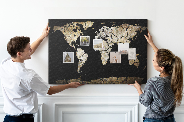Bacheca in sughero mappa del mondo con effetto danneggiato su sfondo nero