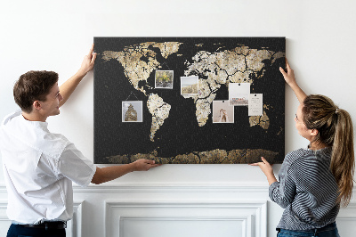 Bacheca in sughero mappa del mondo con effetto danneggiato su sfondo nero