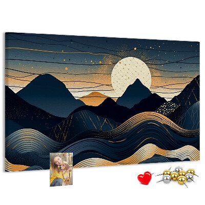 Lavagna di sughero con stampa di un paesaggio montano illuminato di notte