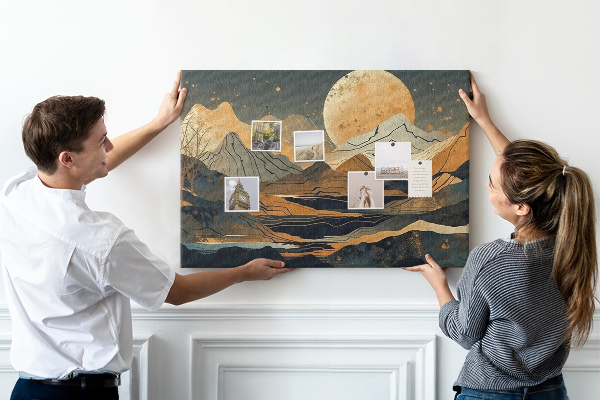 Bacheca in sughero con stampa di paesaggio montano e luna sullo sfondo
