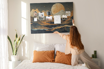 Bacheca in sughero con stampa di paesaggio montano e luna sullo sfondo