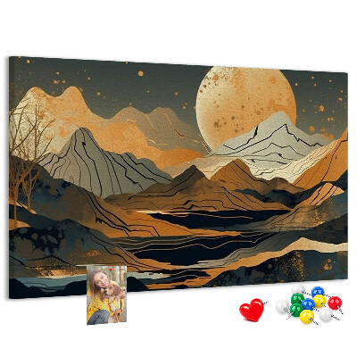 Bacheca in sughero con stampa di paesaggio montano e luna sullo sfondo