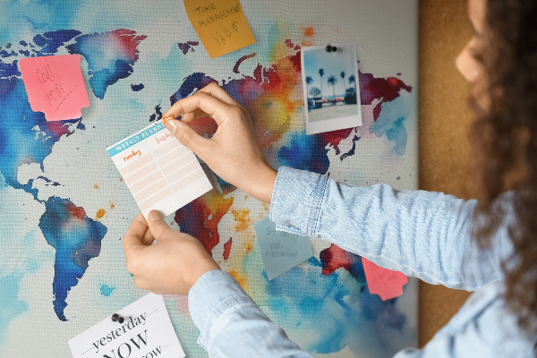 Lavagna di sughero mappa del mondo colorata con design ad acquerello