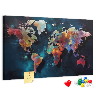 Bacheca in sughero con mappa del mondo colorata su sfondo scuro