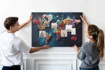 Bacheca in sughero con mappa del mondo colorata su sfondo scuro