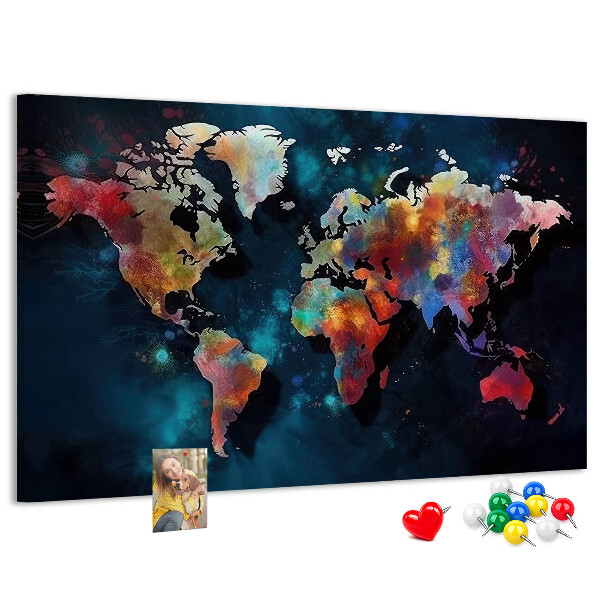 Bacheca in sughero con mappa del mondo colorata su sfondo scuro