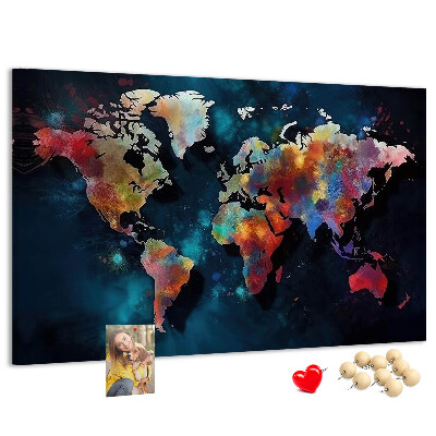 Bacheca in sughero con mappa del mondo colorata su sfondo scuro
