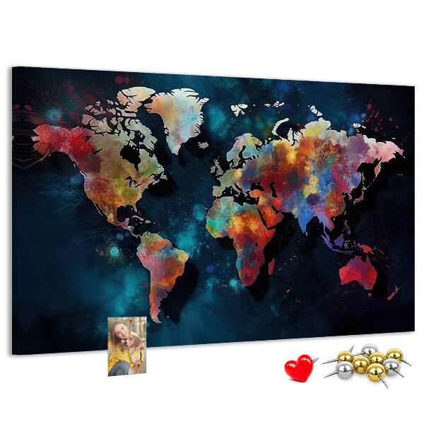 Bacheca in sughero con mappa del mondo colorata su sfondo scuro