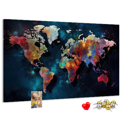 Bacheca in sughero con mappa del mondo colorata su sfondo scuro