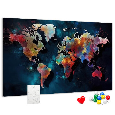 Bacheca in sughero con mappa del mondo colorata su sfondo scuro