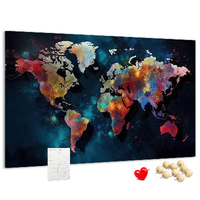 Bacheca in sughero con mappa del mondo colorata su sfondo scuro