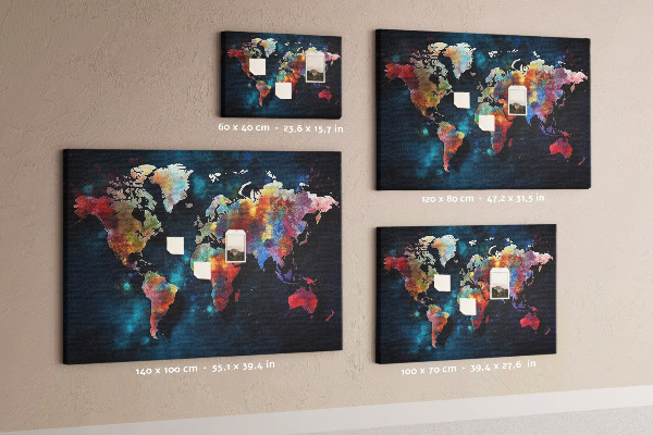 Bacheca in sughero con mappa del mondo colorata su sfondo scuro