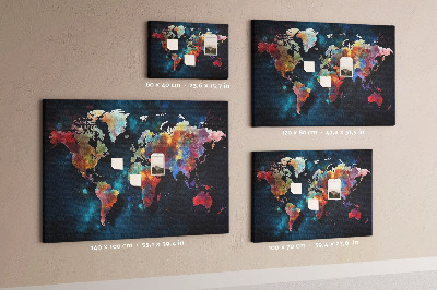 Bacheca in sughero con mappa del mondo colorata su sfondo scuro