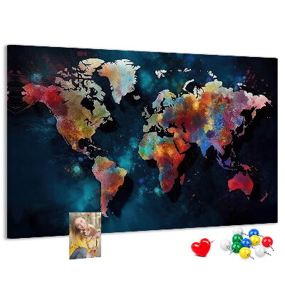 Bacheca in sughero con mappa del mondo colorata su sfondo scuro
