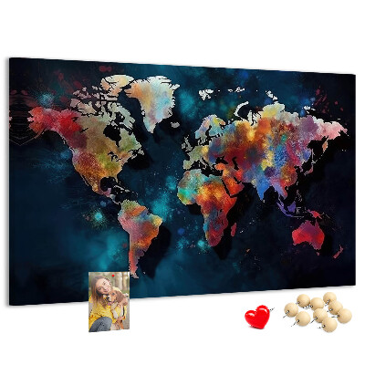 Bacheca in sughero con mappa del mondo colorata su sfondo scuro
