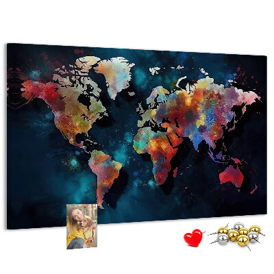 Bacheca in sughero con mappa del mondo colorata su sfondo scuro