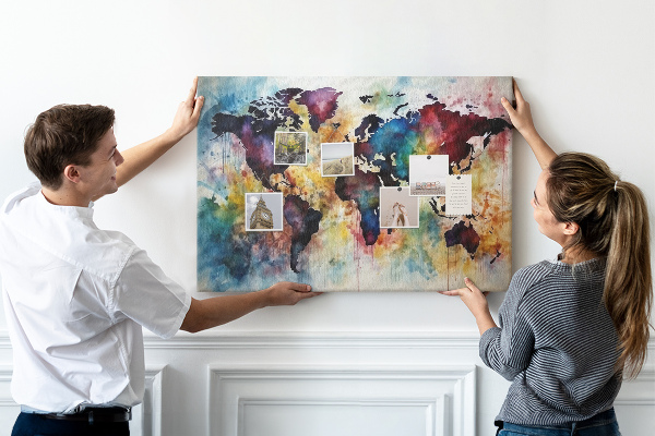 Lavagna di sughero mappa del mondo colorata in stile acquerello