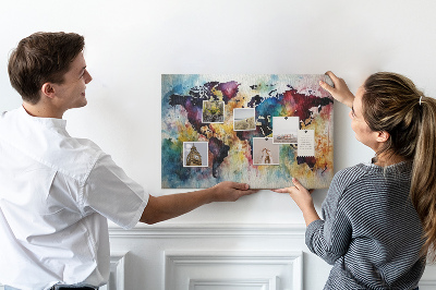 Lavagna di sughero mappa del mondo colorata in stile acquerello