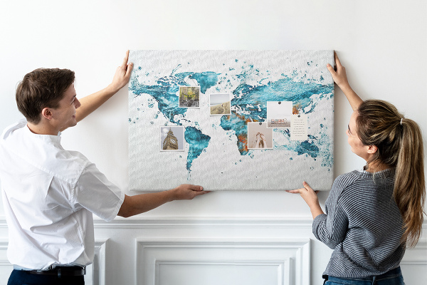 Bacheca in sughero con stampa a mappa del mondo ad acquerello